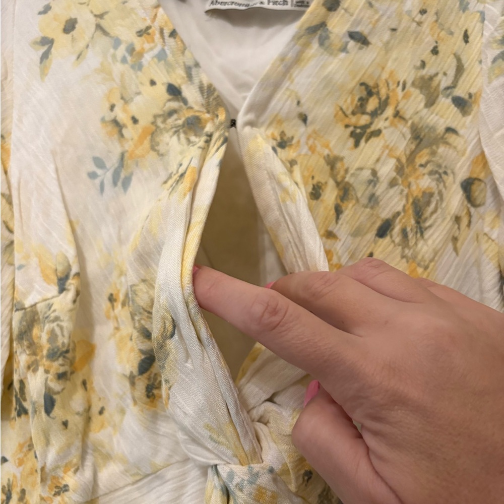 Abercrombie & Fitch Knot Front Flutter Sleeve Top - Picture 4 of 7